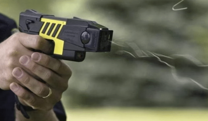 Amazonas aprova lei que autoriza mulheres a usarem arma de choque para defesa pessoal