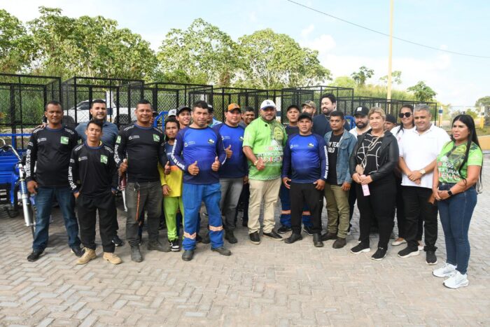 Prefeito Nicson Marreira entrega novas carroças a carroceiros