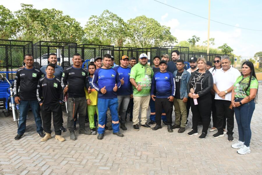 Prefeito Nicson Marreira entrega novas carroças a carroceiros